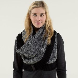 Lululemon Cozy Yogi Infinity Scarf
Black / Angel Wing